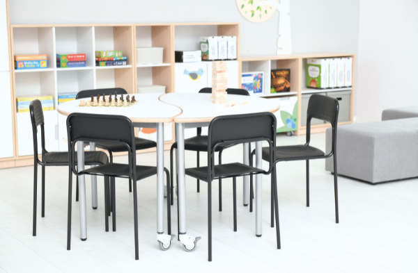 table et chaise pour salles de classe